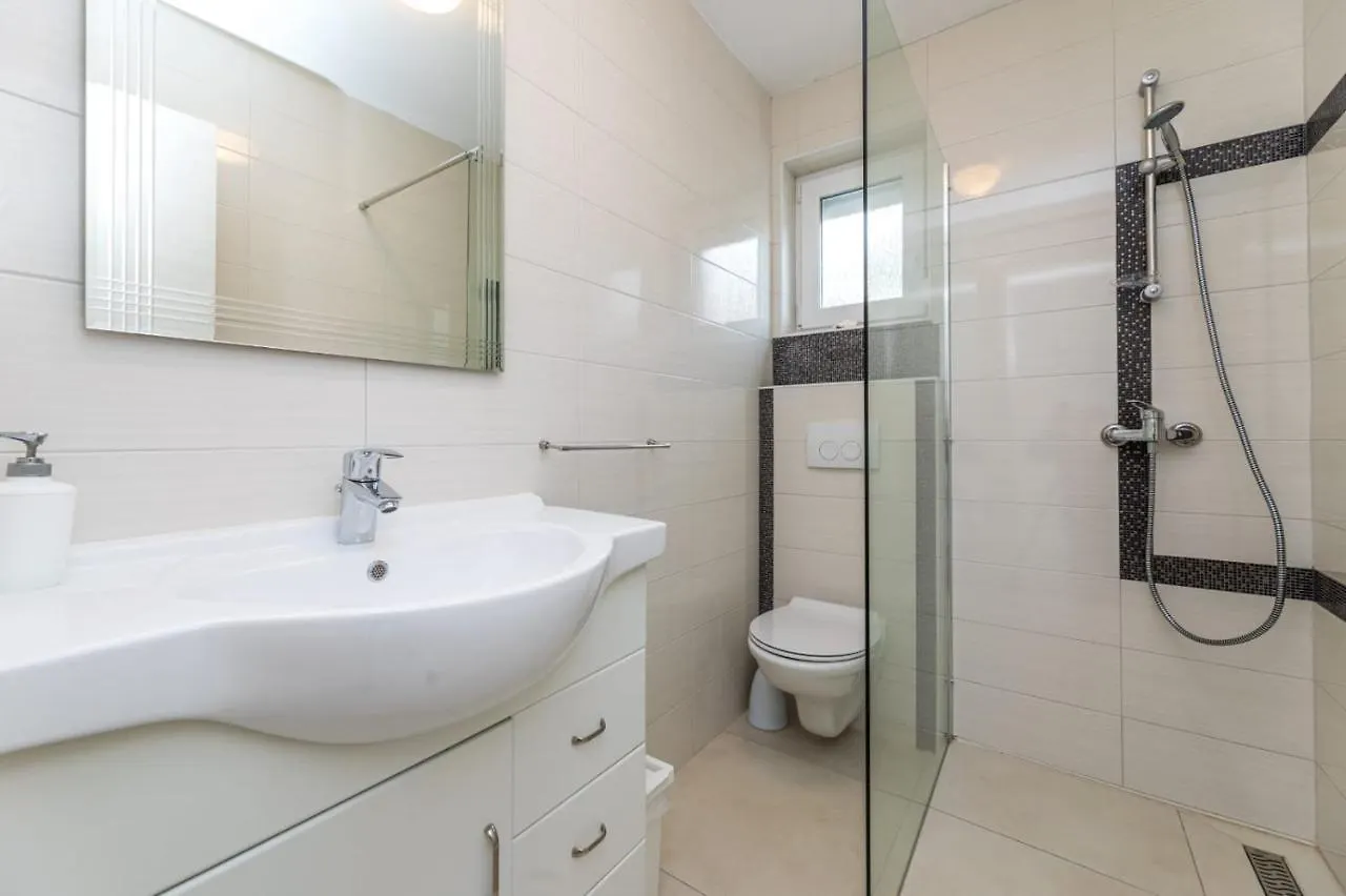 Apartments Augustinovic Baska  0*, Baska (Krk)