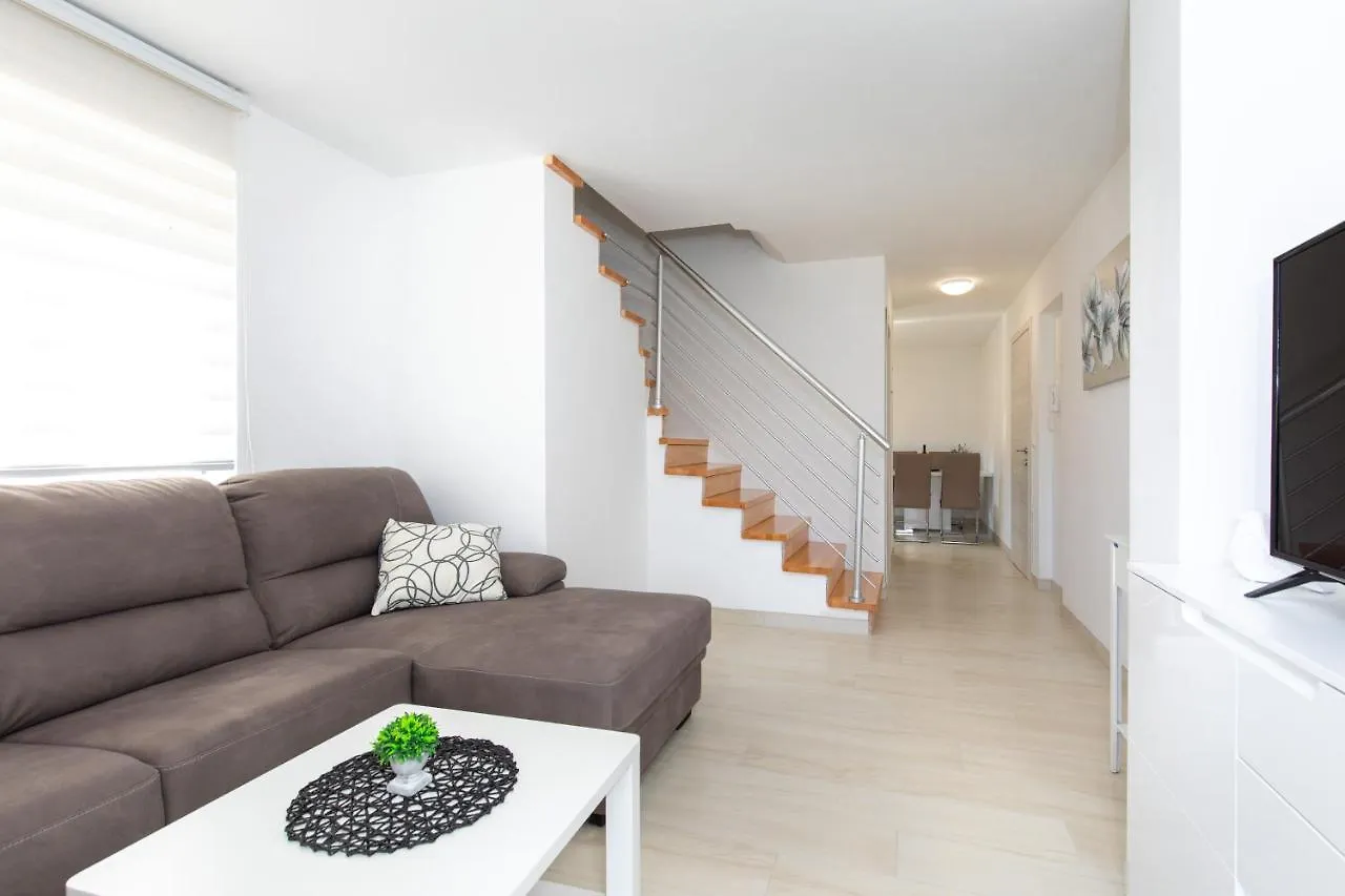 Apartments Augustinovic Baska  0*, Baska (Krk)