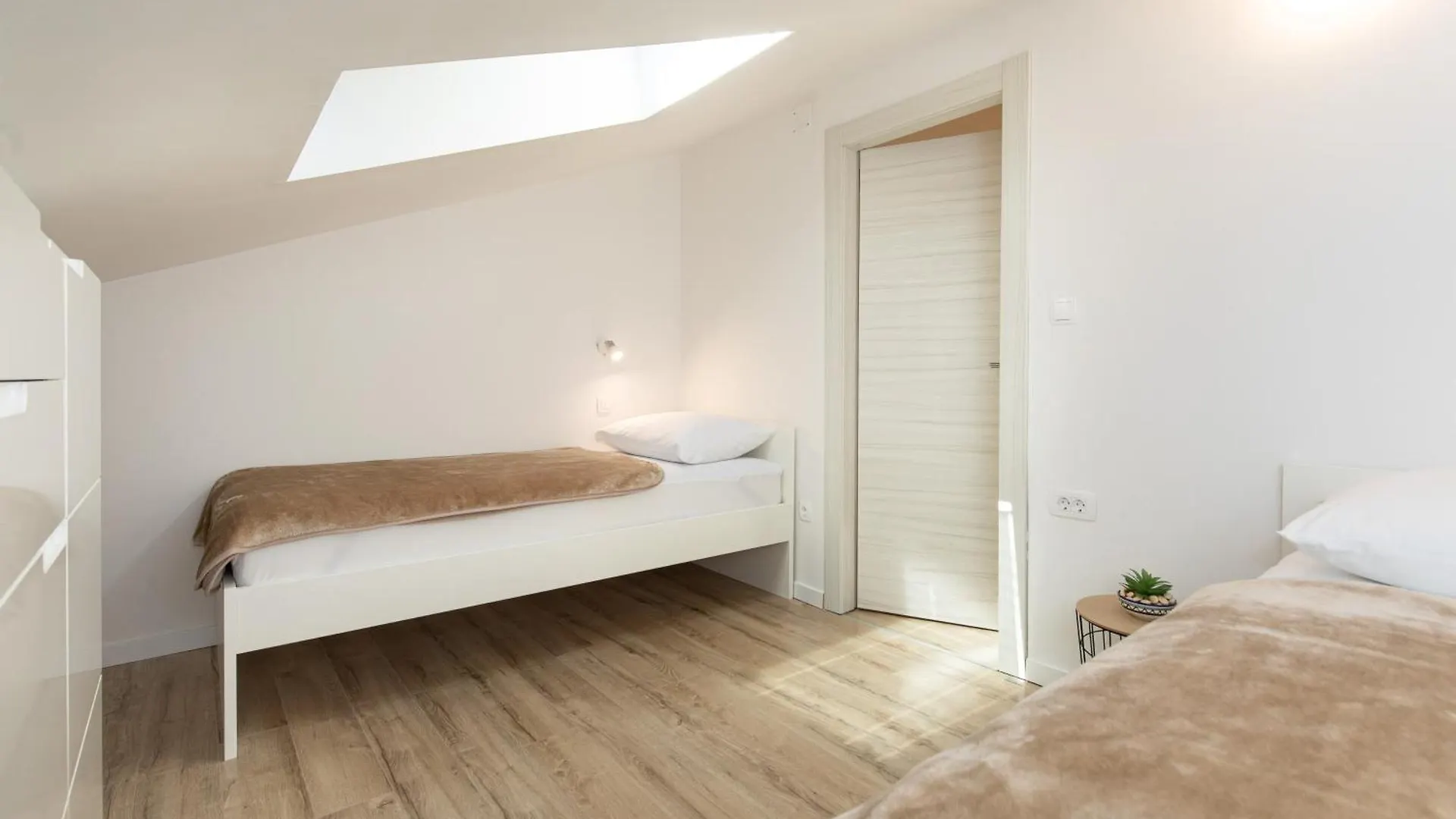 Apartments Augustinovic Baska  0*, Baska (Krk) Croatia